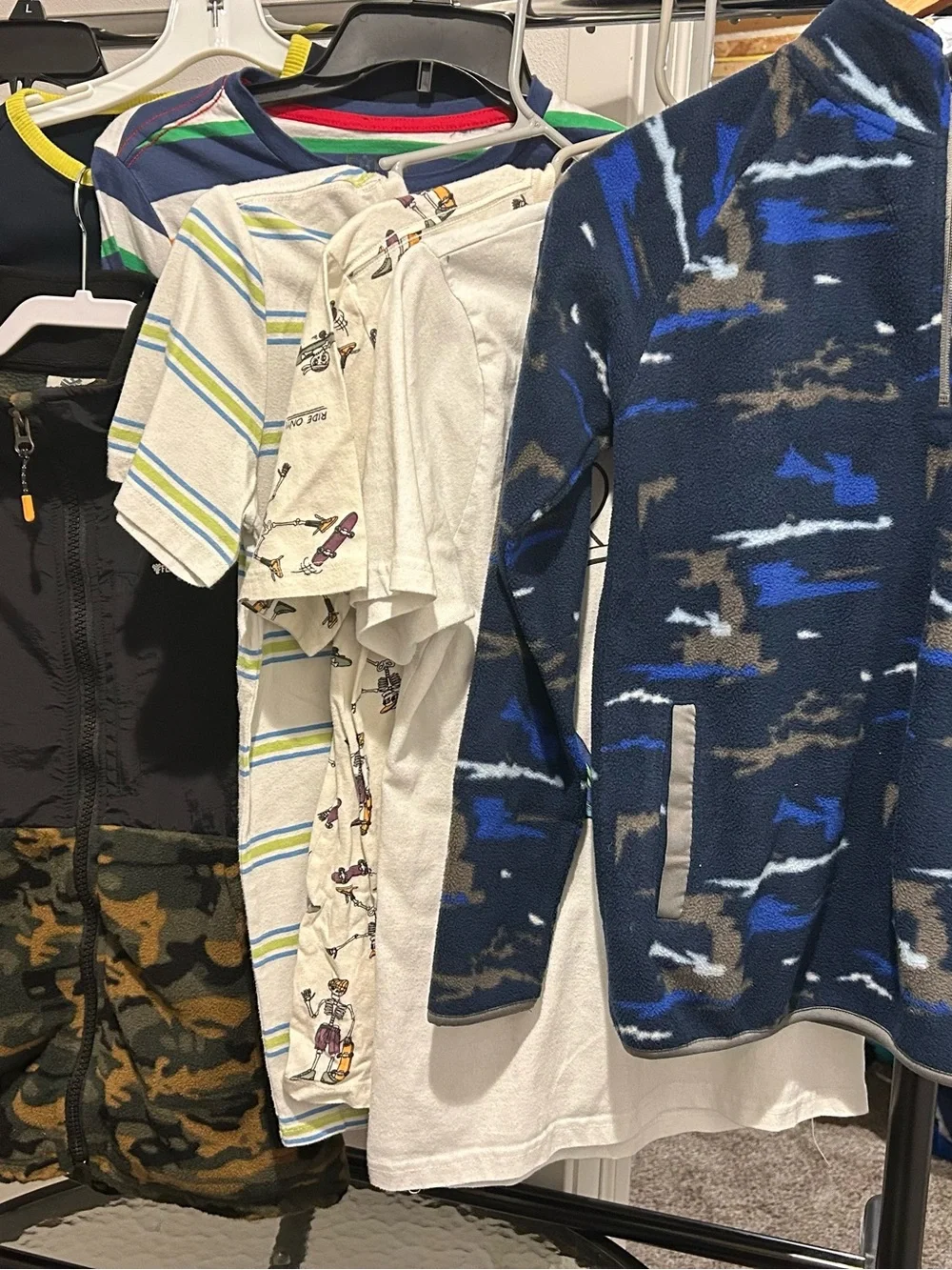 2pcs winter Camouflage Zip-Up Fleece Jacket+8 shirt’s short & sleeve like new🤩
